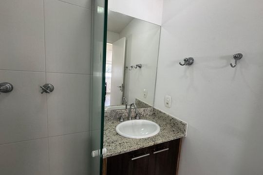 Banheiro Social de apartamento à venda com 3 quartos, 73m² em Tamboré, Barueri