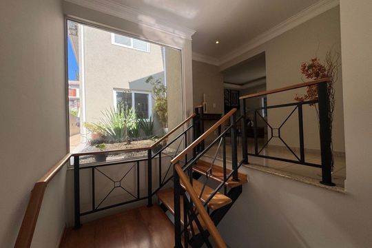 Escada de casa de condomínio à venda com 4 quartos, 514m² em Loteamento Residencial Fazenda Sao Jose, Valinhos