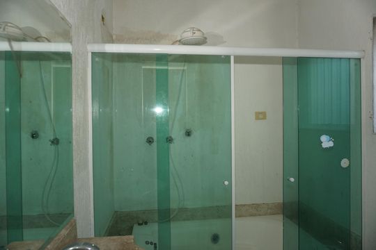 Banheiro da Suíte 3 de casa de condomínio para alugar com 6 quartos, 3000m² em Jardim Iolanda, Embu das Artes