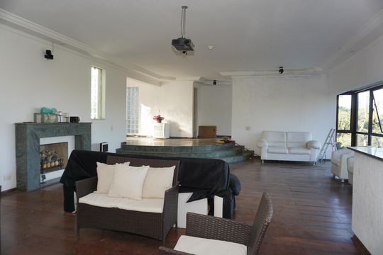 Sala de TV de casa de condomínio para alugar com 6 quartos, 3000m² em Jardim Iolanda, Embu das Artes
