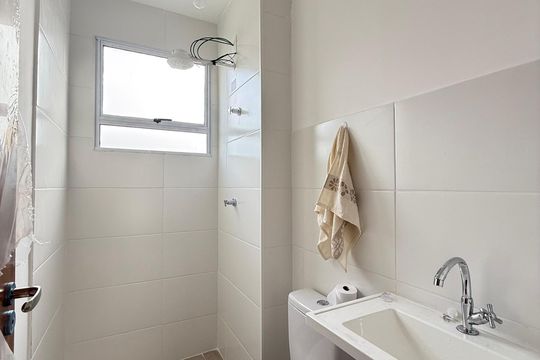 Banheiro Social de apartamento à venda com 2 quartos, 47m² em Praia, Contagem
