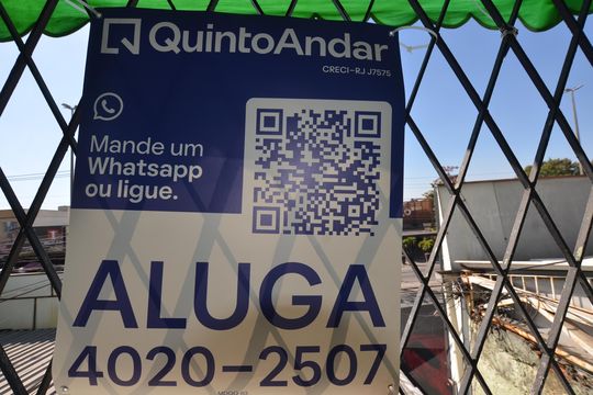 Placa instalada de apartamento para alugar com 2 quartos, 69m² em Vila Valqueire, Rio de Janeiro