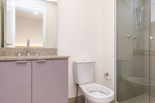 Banheiro de kitnet/studio para alugar com 1 quarto, 27m² em Passo d’Areia, Porto Alegre