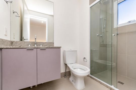 Banheiro de kitnet/studio para alugar com 1 quarto, 27m² em Passo d’Areia, Porto Alegre