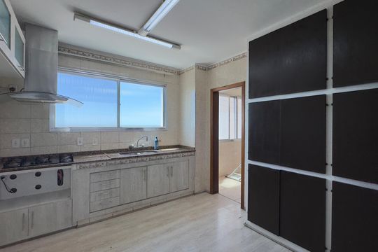Cozinha de apartamento para alugar com 3 quartos, 136m² em Centro, Pelotas
