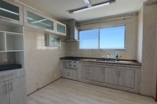 Cozinha de apartamento para alugar com 3 quartos, 136m² em Centro, Pelotas
