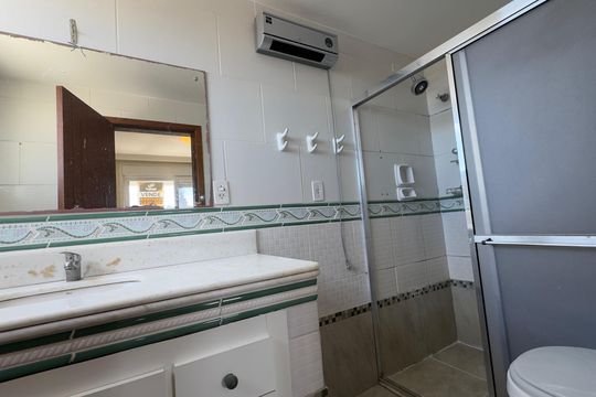 Banheiro de apartamento para alugar com 3 quartos, 136m² em Centro, Pelotas