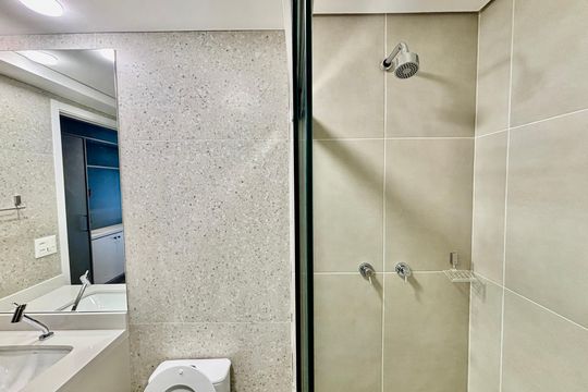 Banheiro de kitnet/studio para alugar com 1 quarto, 31m² em Paraíso, São Paulo