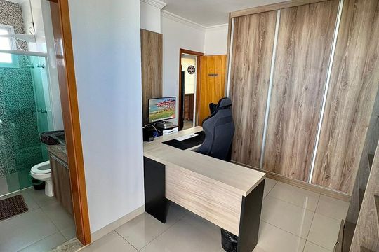 Apartamento para alugar com 4 quartos, 200m² em Santa Mônica, Uberlândia