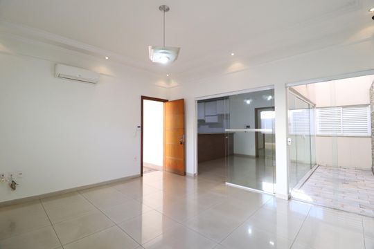 Casa para alugar com 3 quartos, 250m² em Brasil, Uberlândia