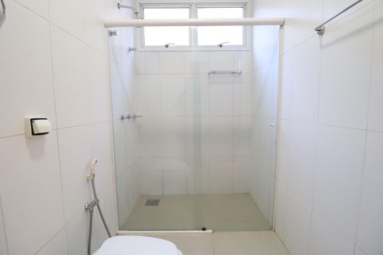 Banheiro do Quarto 3 de casa para alugar com 3 quartos, 250m² em Brasil, Uberlândia
