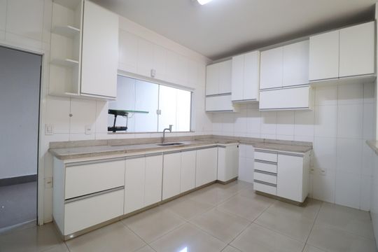 Cozinha de casa para alugar com 3 quartos, 250m² em Brasil, Uberlândia