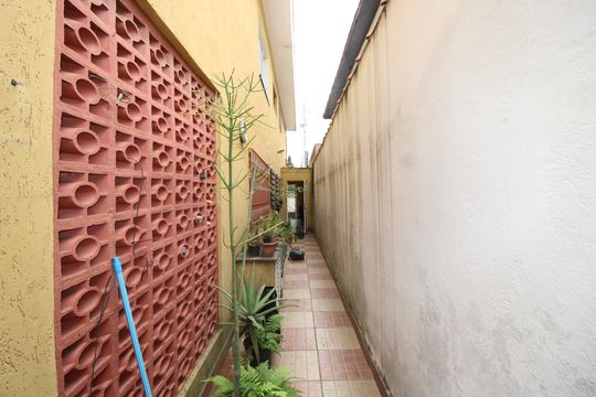 Corredor do quintal de casa para alugar com 4 quartos, 146m² em Parque Cruzeiro do Sul, São Paulo