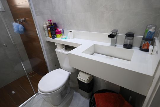 Banheiro de apartamento à venda com 2 quartos, 51m² em Jardim Roberto, Osasco