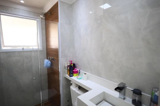 Banheiro de apartamento à venda com 2 quartos, 51m² em Jardim Roberto, Osasco