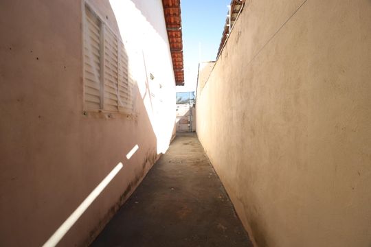 Corredor de casa para alugar com 3 quartos, 200m² em Jardim das Palmeiras, Uberlândia