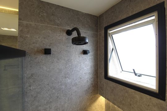 Banheiro da Suíte de apartamento para alugar com 1 quarto, 90m² em Itaim Bibi, São Paulo