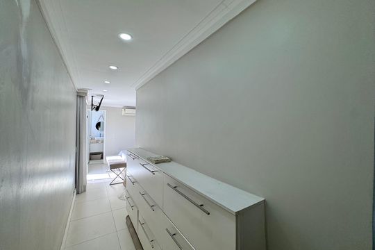Corredor de apartamento para alugar com 3 quartos, 235m² em Recreio dos Bandeirantes, Rio de Janeiro
