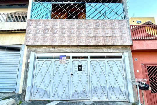 Placa instalada na fachada do imóvel  de casa à venda com 3 quartos, 180m² em Jardim Santa Mena, Guarulhos