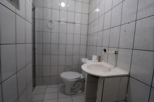 Banheiro de casa para alugar com 1 quarto, 48m² em Fazenda da Juta, São Paulo