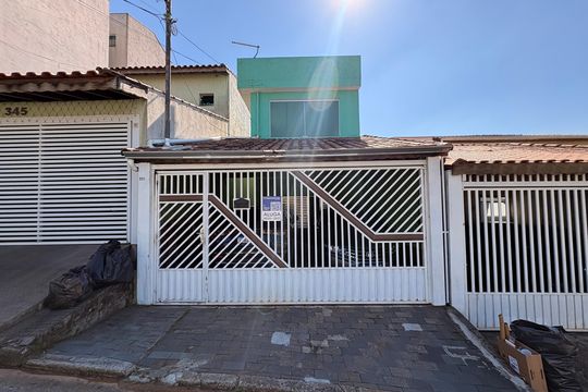 Fachada + plaquinha FRAY-586 de casa para alugar com 1 quarto, 45m² em Parque Oratório, Santo André