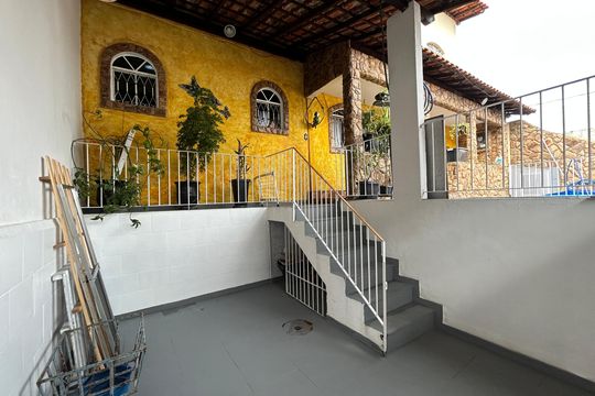 Garagem de casa à venda com 2 quartos, 120m² em Bento Ribeiro, Rio de Janeiro