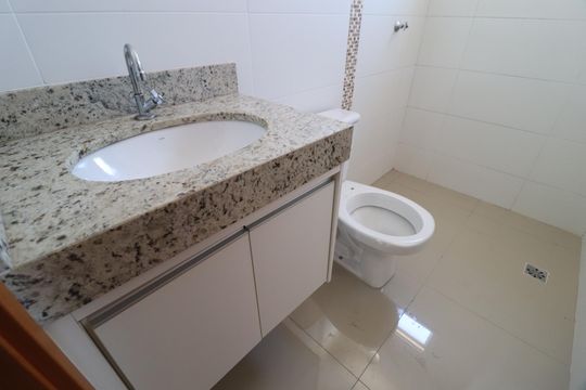 Banheiro de apartamento para alugar com 1 quarto, 57m² em Saraiva, Uberlândia