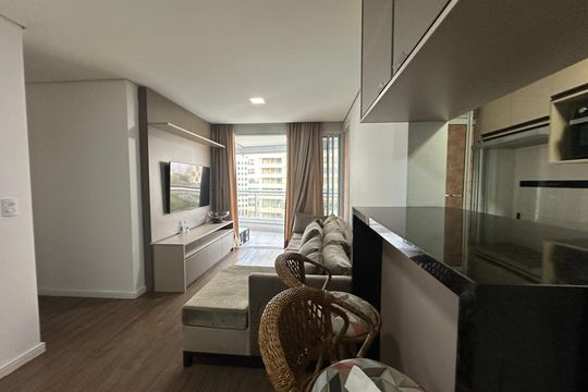 Sala de apartamento para alugar com 2 quartos, 70m² em Empresarial 18 do Forte, Barueri