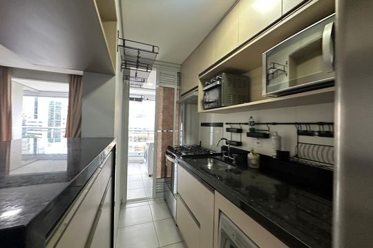 Cozinha de apartamento para alugar com 2 quartos, 70m² em Empresarial 18 do Forte, Barueri