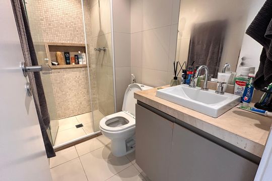 Banheiro social de apartamento à venda com 2 quartos, 75m² em Vila Gertrudes, São Paulo