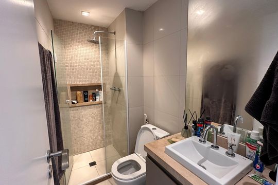 Banheiro social de apartamento à venda com 2 quartos, 75m² em Vila Gertrudes, São Paulo