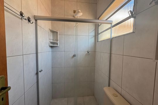 Banheiro de kitnet/studio para alugar com 1 quarto, 14m² em Presidente Altino, Osasco