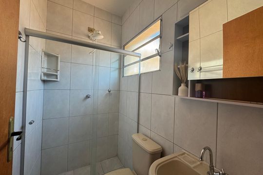 Banheiro de kitnet/studio para alugar com 1 quarto, 14m² em Presidente Altino, Osasco