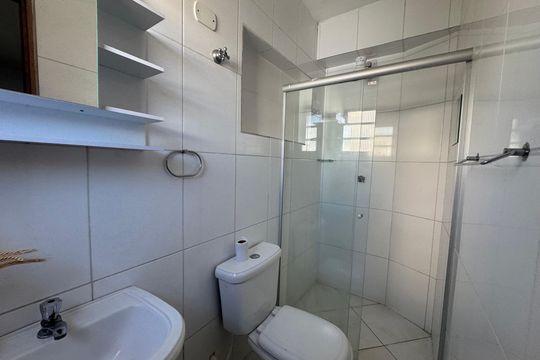 Banheiro de kitnet/studio para alugar com 1 quarto, 15m² em Presidente Altino, Osasco