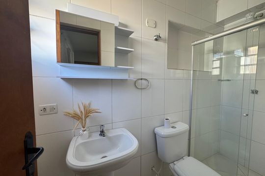 Banheiro de kitnet/studio para alugar com 1 quarto, 15m² em Presidente Altino, Osasco
