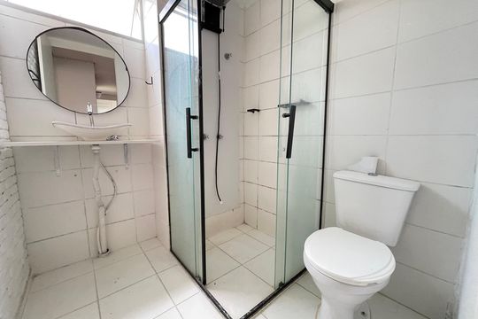 Banheiro de apartamento para alugar com 2 quartos, 45m² em Parque Ipe, São Paulo