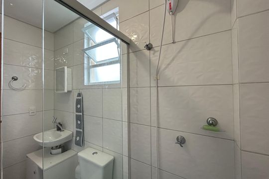 Banheiro social de apartamento para alugar com 2 quartos, 80m² em Barra da Lagoa, Florianópolis