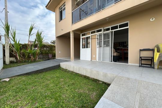 Área externa de apartamento para alugar com 2 quartos, 80m² em Barra da Lagoa, Florianópolis