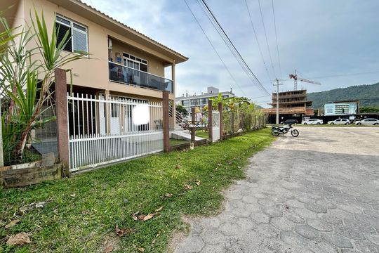 Fachada de apartamento para alugar com 2 quartos, 80m² em Barra da Lagoa, Florianópolis