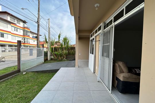 Área externa de apartamento para alugar com 2 quartos, 80m² em Barra da Lagoa, Florianópolis