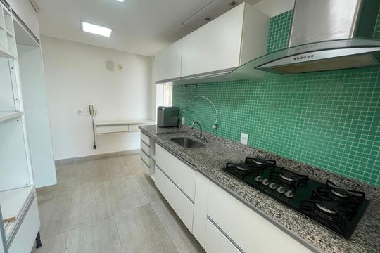 Cozinha de apartamento para alugar com 3 quartos, 141m² em Vila Gumercindo, São Paulo