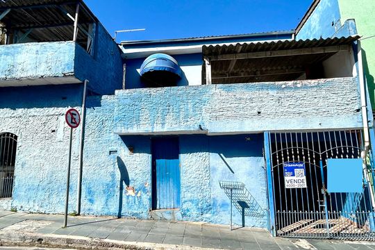 Placa instalada na fachada do imóvel  de casa à venda com 2 quartos, 150m² em Parque Santo Antonio, Guarulhos