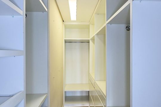 Closet da suíte de apartamento para alugar com 1 quarto, 86m² em Cidade Monções, São Paulo