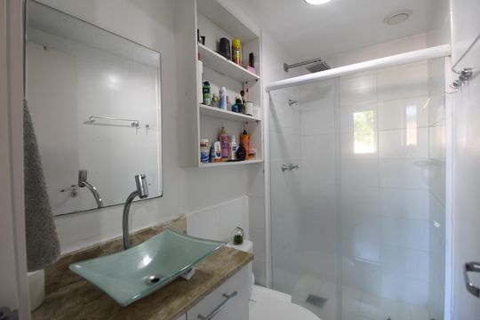 Banheiro Social de apartamento à venda com 2 quartos, 53m² em Jacarepaguá, Rio de Janeiro