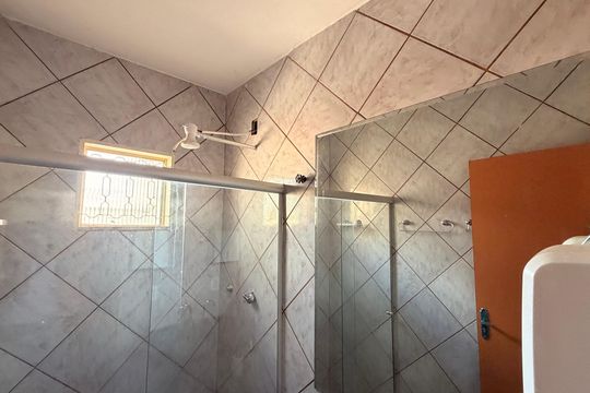 Banheiro Social de casa à venda com 4 quartos, 528m² em Residencial Vereda dos Buritis, Goiânia