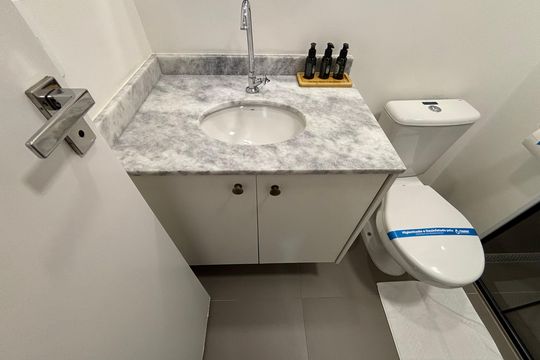 Banheiro da Suíte de kitnet/studio para alugar com 1 quarto, 27m² em Vila Nova Conceição, São Paulo