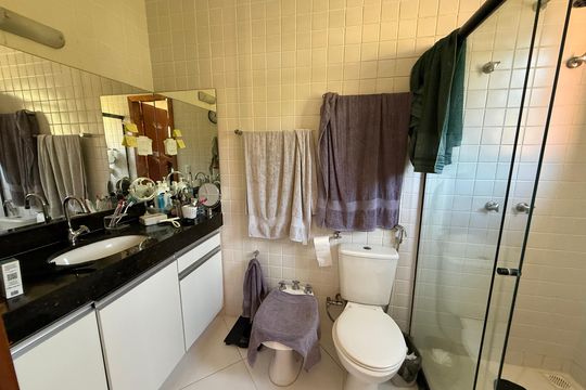Banheiro da Suíte de casa para alugar com 3 quartos, 300m² em Itaipu, Niterói