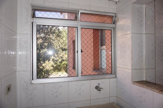 Lavanderia de apartamento para alugar com 2 quartos, 45m² em Parque Pirajussara, Embu das Artes