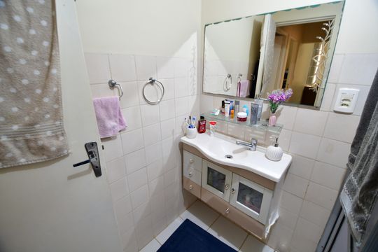 Banheiro de apartamento à venda com 2 quartos, 50m² em Bela Vista, Campinas