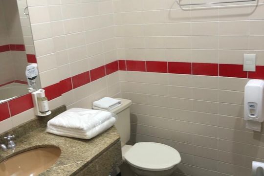 Banheiro de kitnet/studio à venda com 1 quarto, 61m² em Centro, Curitiba